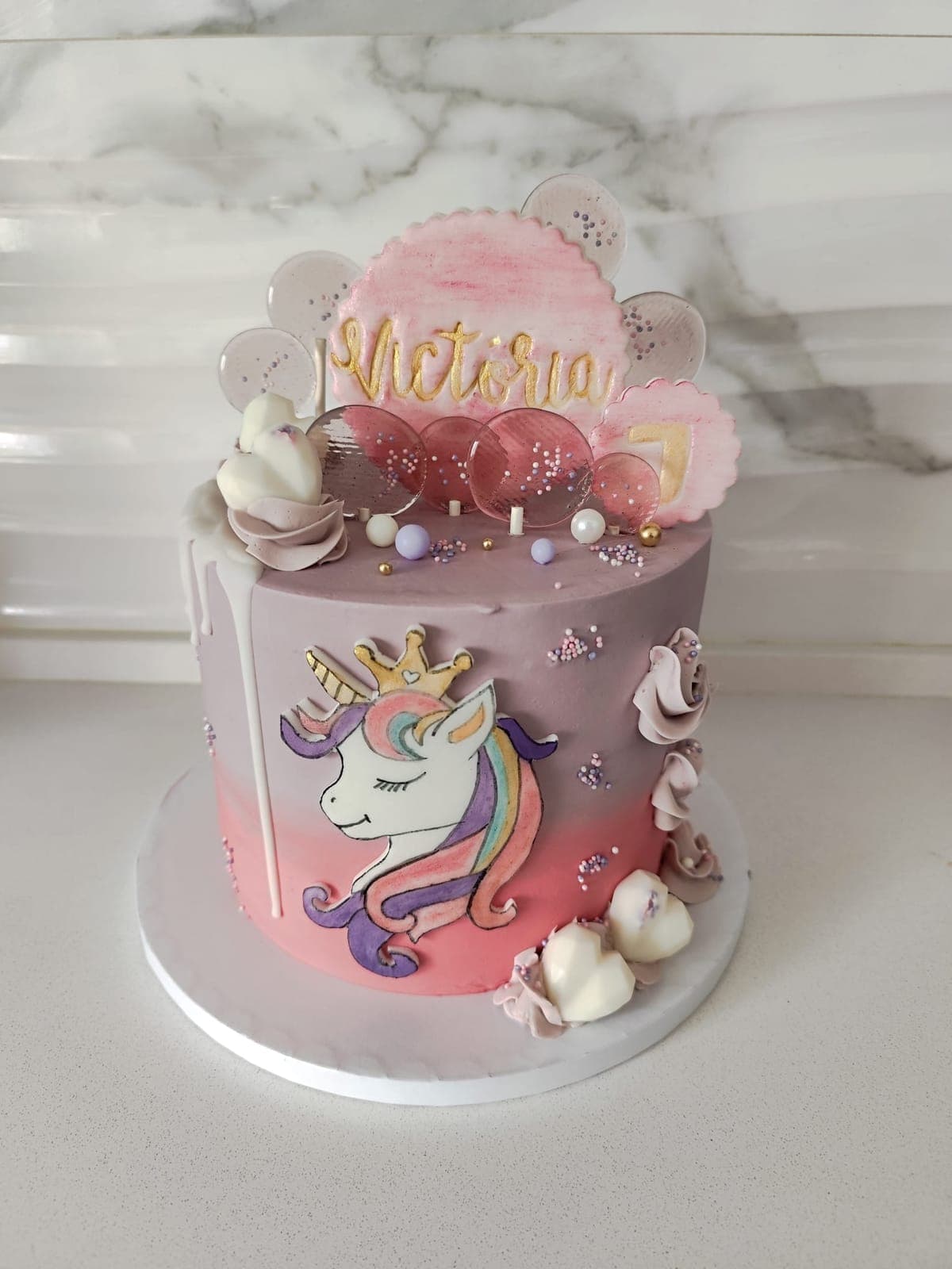 Bolo pintado à mão com unicórnio para aniversário
