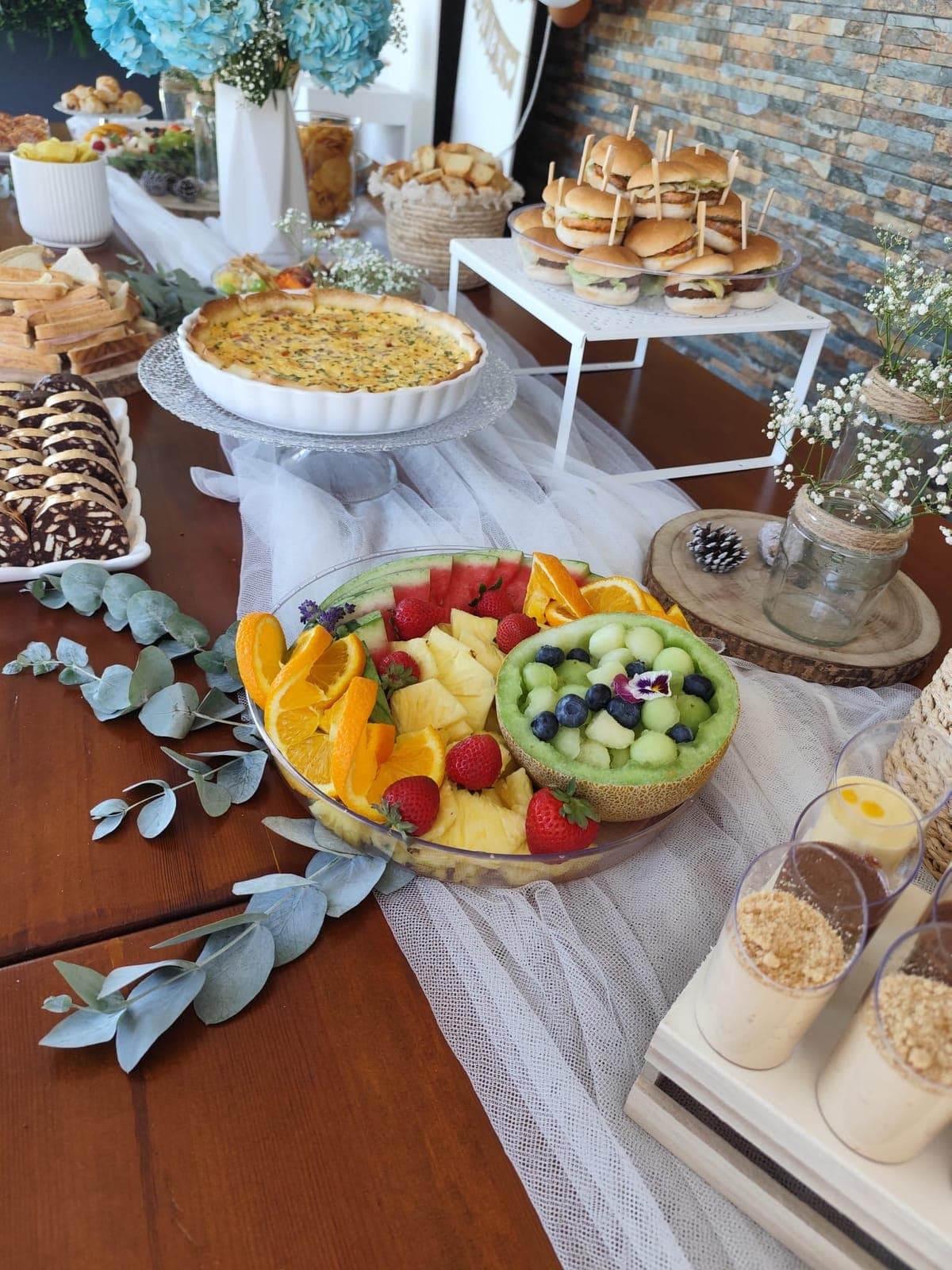 Mesa de catering e doces para uma celebração